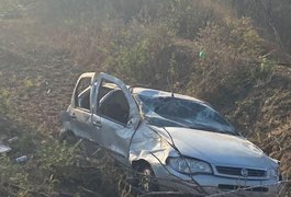 Dois homens ficam feridos em capotamento de carro na Zona Rural de Craíbas