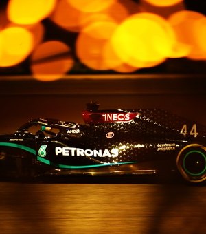 Lewis Hamilton brilha na noite e conquista 98ª pole position na Fórmula 1