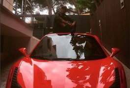 Neymar posa com nova Ferrari: 'Sonho de criança'