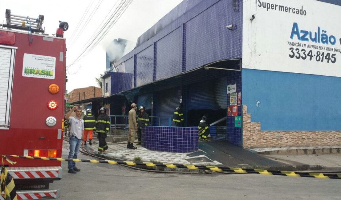 Incêndio de grandes proporções destrói supermercado em Maceió