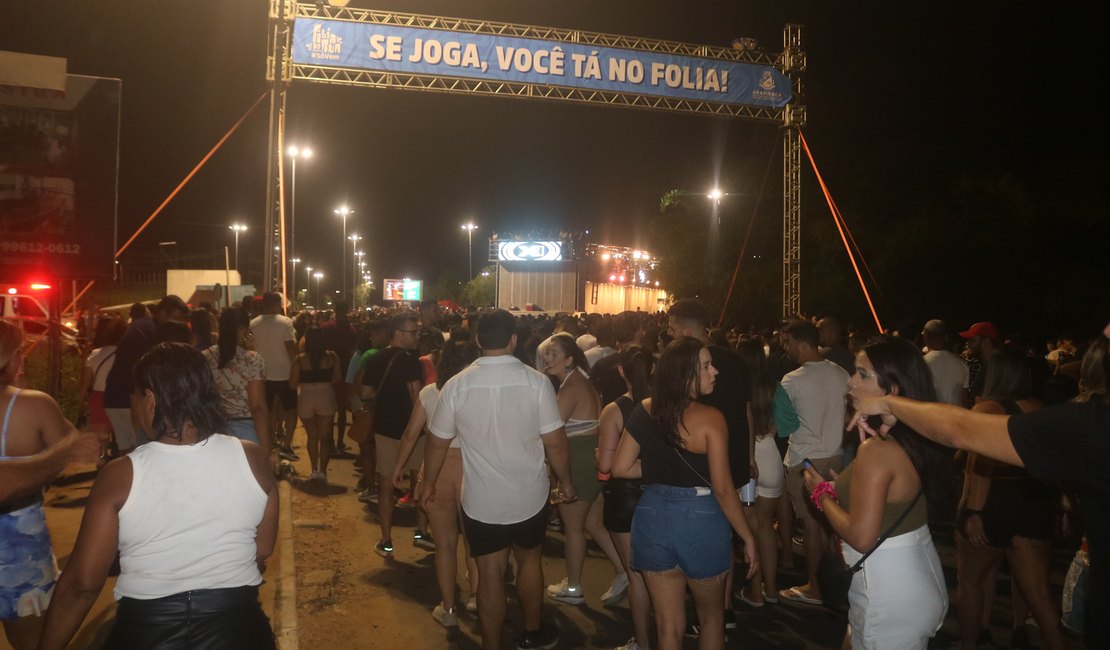 VÍDEO. Com Xanddy Harmonia e outras atrações, 1º dia do Folia de Rua de Arapiraca atrai multidão para o Lago da Perucaba