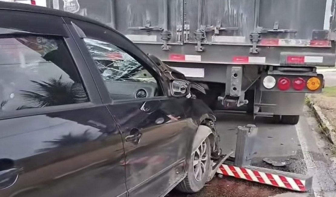 Carro bate na traseira de carreta e deixa trânsito lento na AL-220, em Arapiraca