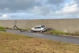 Motorista perde controle de carro e bate em poste, em Maceió