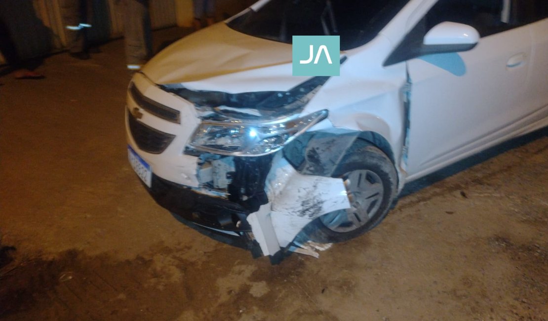 Batida envolve carro com família dentro e veículo de homem que retornava do trabalho em Arapiraca