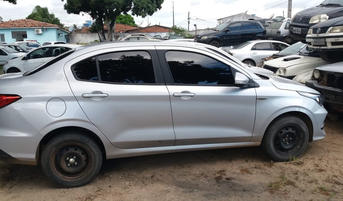 Polícia encontra carro roubado e com placa fria na zona rural de Arapiraca