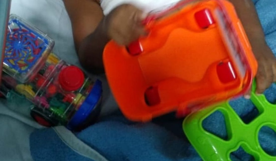 Menino de 2 anos que sofreu graves queimaduras recebe alta de hospital em Maceió
