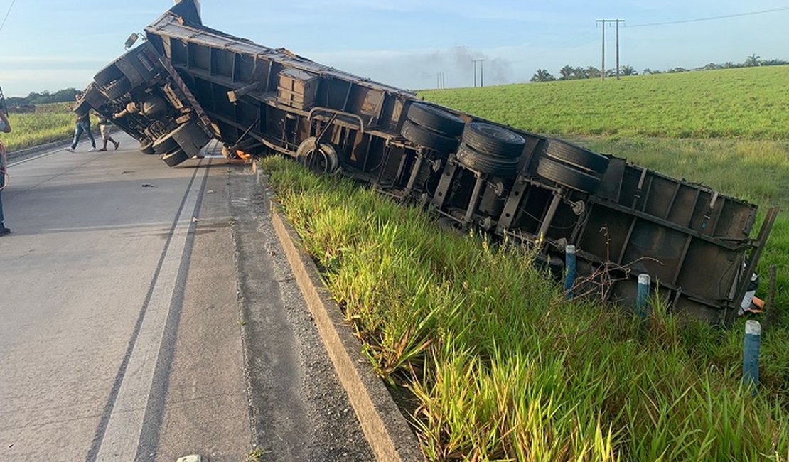 Carreta carregada com trigo tomba em rodovia federal e deixa trânsito lento, em Rio Largo