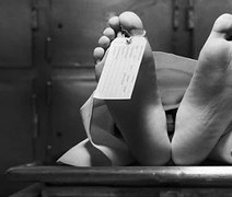 Após bebedeira, jovem é dado como morto e acorda dentro do necrotério