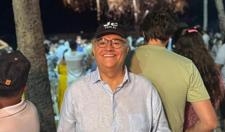 Um boné, uma frase e um sinal claro: Na noite de réveillon  João Caldas acena retorno às urnas 'JC vem aí'