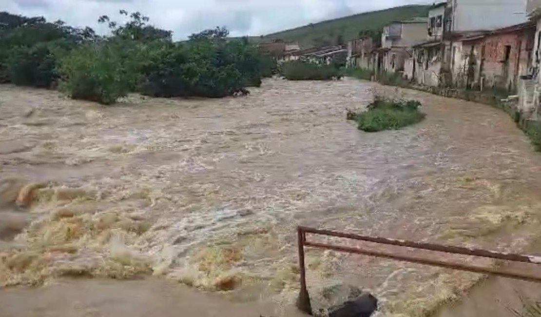 Nível do Rio Jacuípe sobe ainda mais e população deve deixar locais de risco