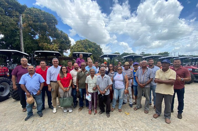 Alfredo Gaspar entrega 11 tratores para fortalecer a agricultura familiar em Alagoas, com emenda de mais de R$ 1,4 milhão