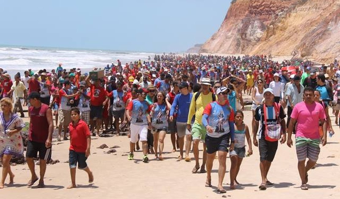 Imagem de São Sebastião é acompanhada fiéis durante caminhada em Jequiá da Praia