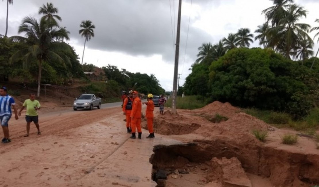 Temporal abre cratera e engole poste na rodovia AL-465, em Japaratinga