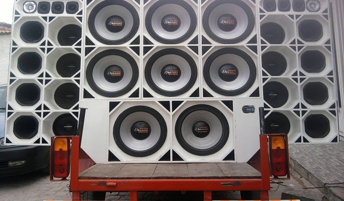 Homem tenta impedir apreensão de paredão durante operação por perturbação do sossego em Craíbas