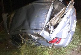 Três pessoas ficam feridas após capotamento de veículo na AL-101 Sul, em Piaçabuçu
