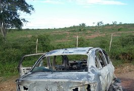 Após denúncias, polícia encontra veículo carbonizado em Jaramataia