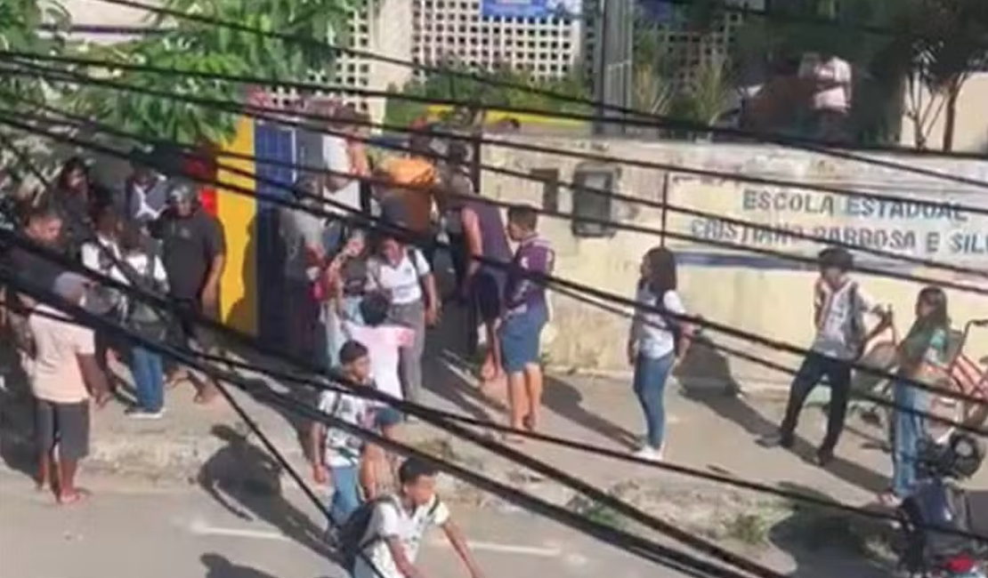 Adolescente de 14 anos esfaqueia três colegas dentro de escola em Pernambuco