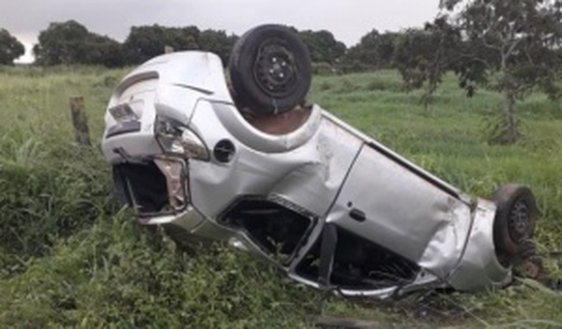 Condutor fica ferido após perder controle do veículo e capotar, em Arapiraca