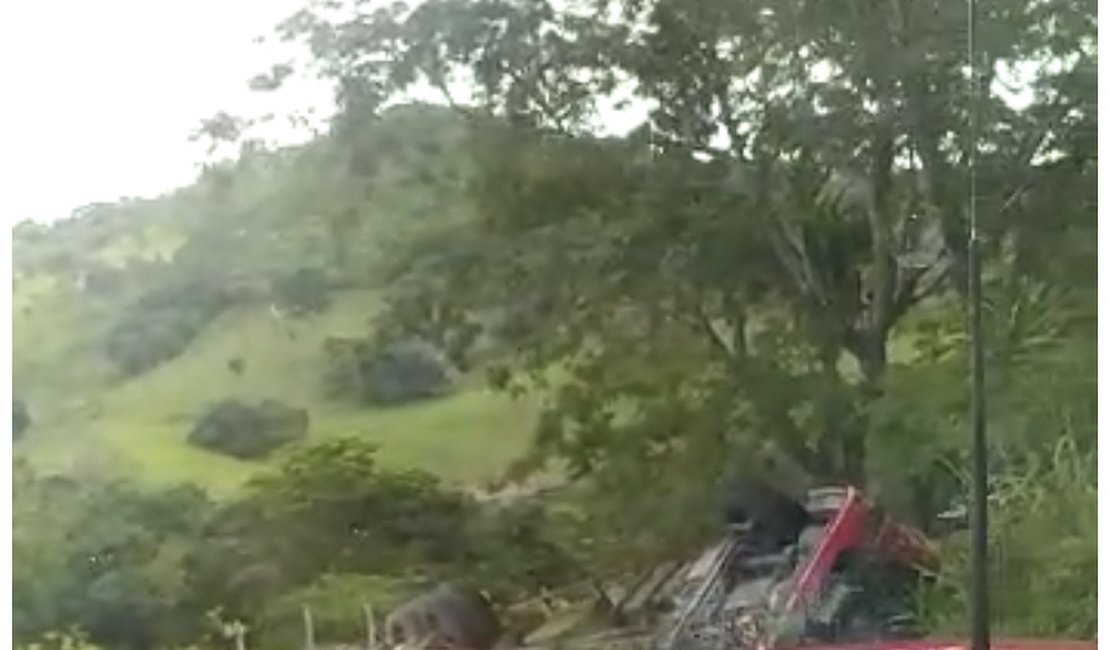 Caminhoneiro morre após capotamento e ficar preso às ferragens no Agreste alagoano