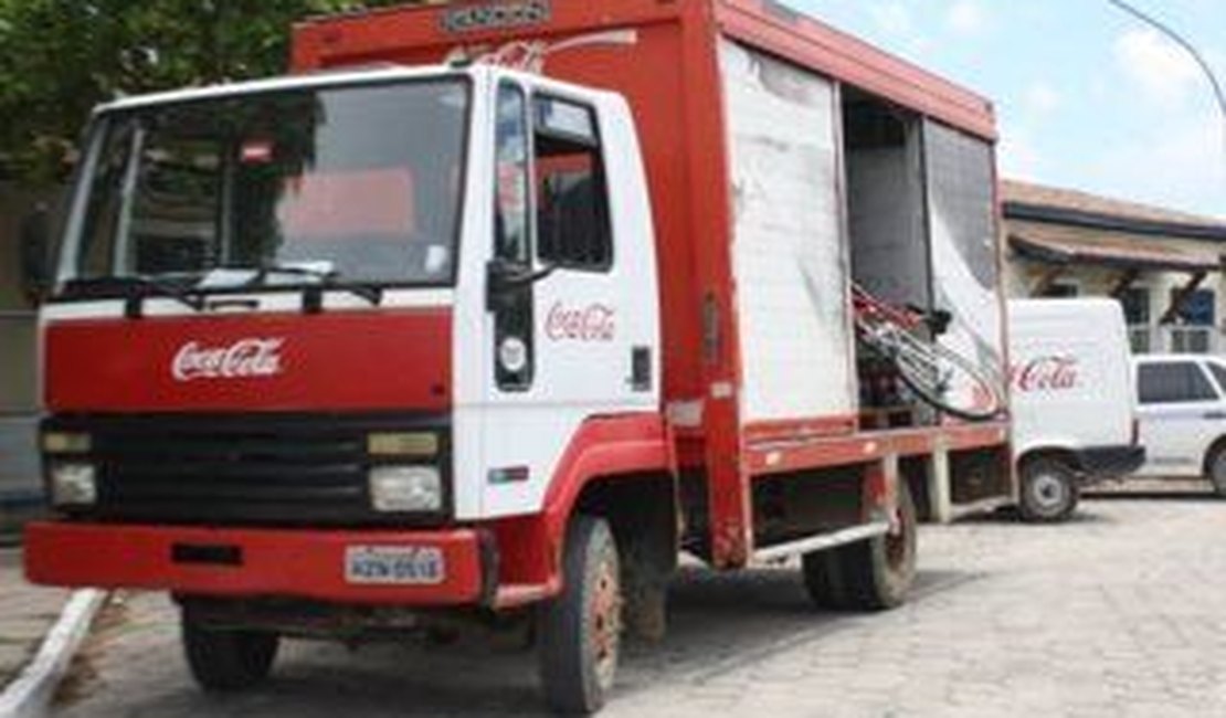 Homens assaltam caminhão da coca-cola em São Sebastião