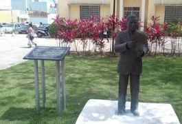 Carta furtada da mão da estátua de Esperidião Rodrigues é recuperada, em Arapiraca