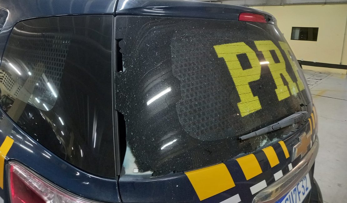 Homem diz que caminhou de Fortaleza a Maceió, depreda viatura da PRF e pede para ser preso