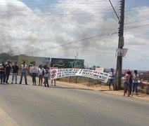 Professores e alunos da Ufal contrários à PEC 241 bloqueiam a AL 115, em Arapiraca