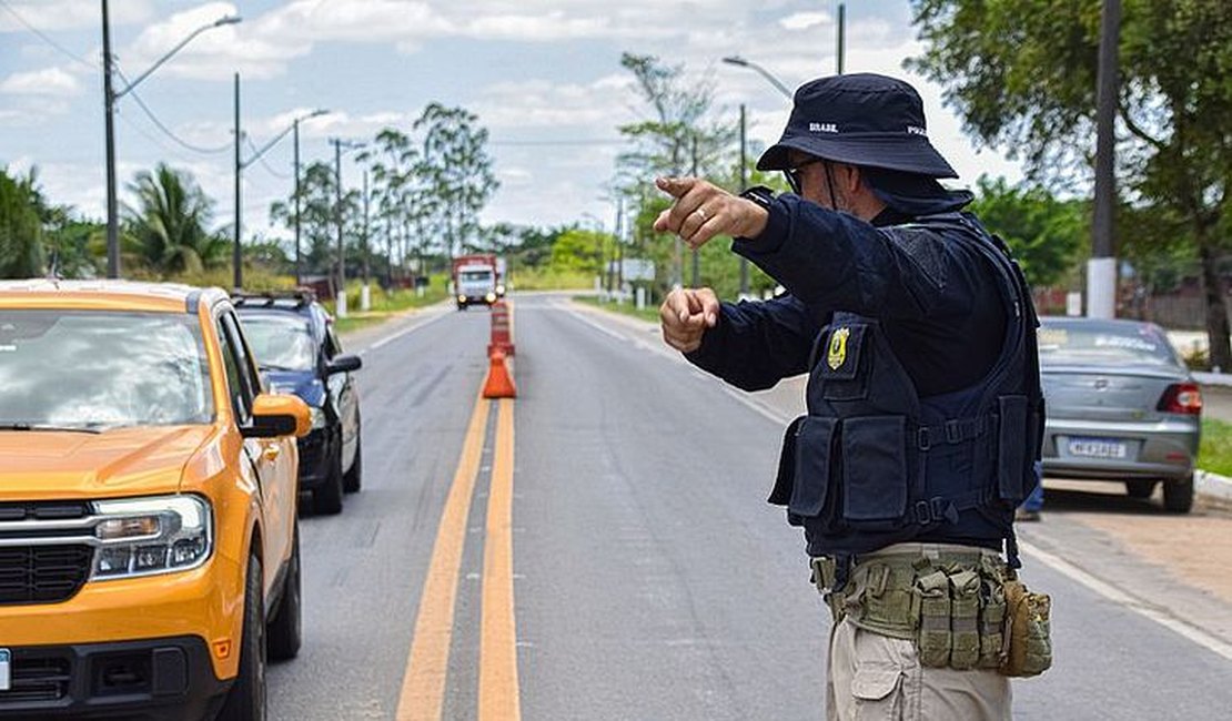 PRF e 3° BPM fazem ação conjunta e prendem homem com mandado em aberto em São Sebastião