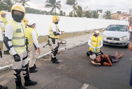 Homem com sinais de embriaguez é preso em flagrante após atropelar ciclistas