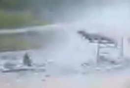 Carreta perde o controle e atropela pedestre na BR-101 em Messias deixando duas pessoas gravemente feridas