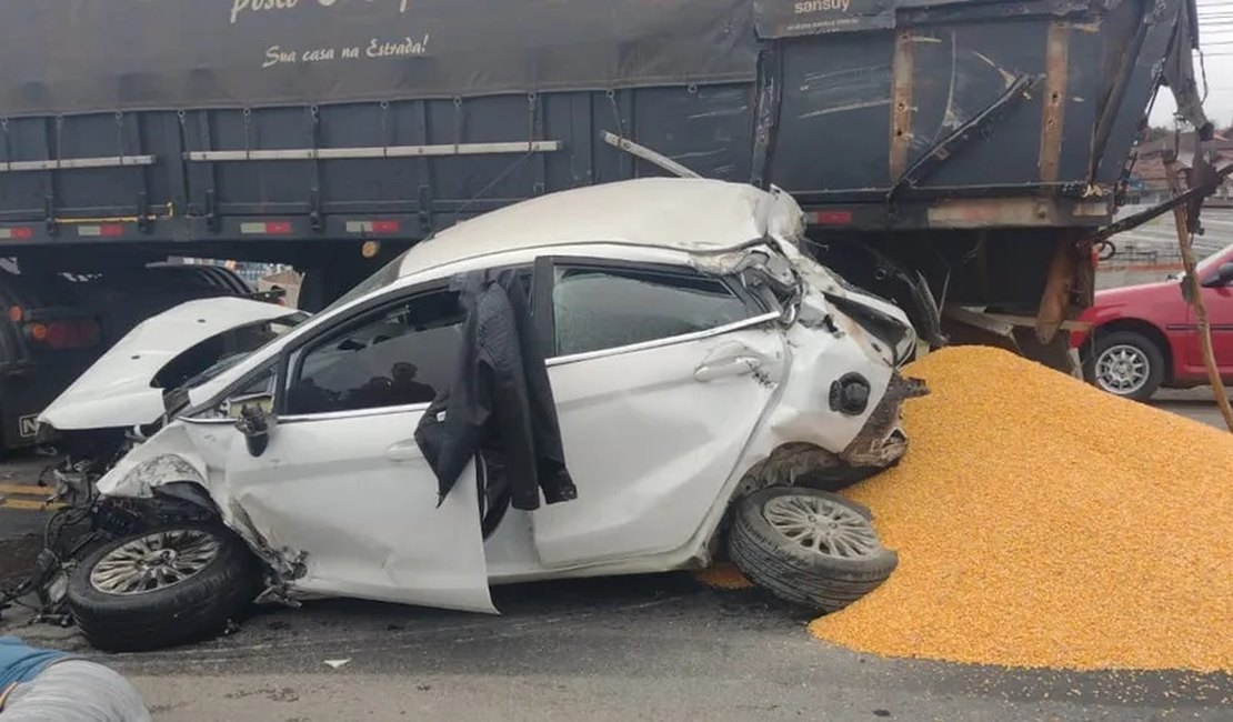 Acidente com 7 veículos deixa pessoa gravemente ferida e interdita rodovia em SC