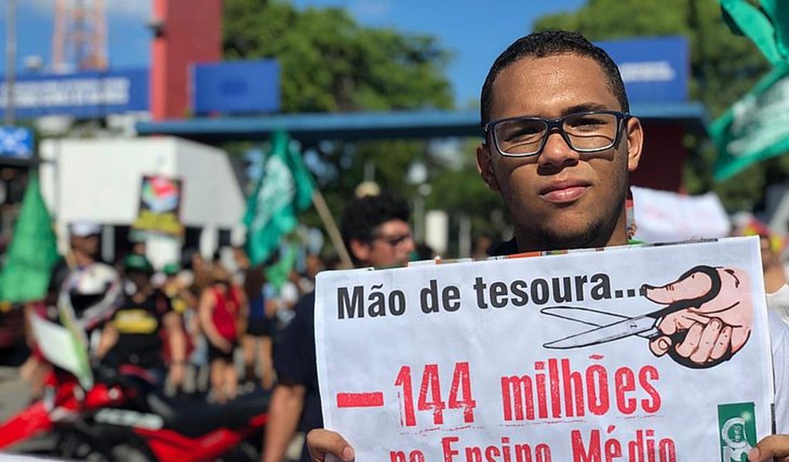 Protestos contra cortes na educação têm adesão em quase todas as capitais