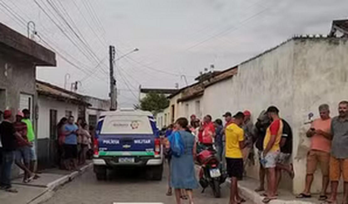 Homens são assassinados com tiros na cabeça em via pública em Caruaru