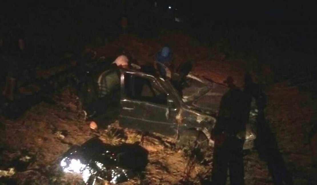 Motorista fica preso às ferragens após veículo capotar na AL 101 Sul