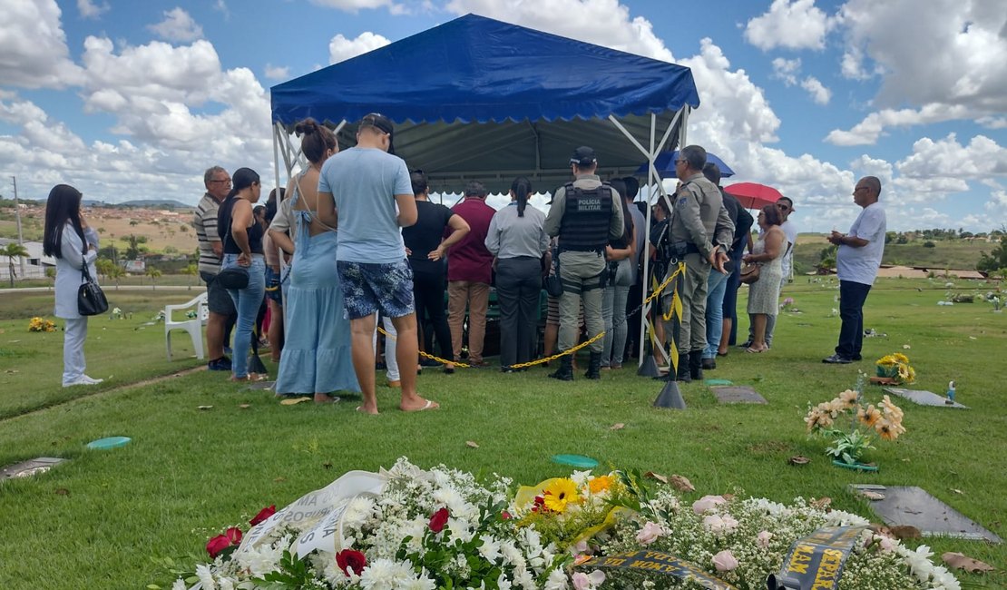 Cabo da PM Moisés é sepultado em cemitério de Arapiraca na manhã deste domingo (7)