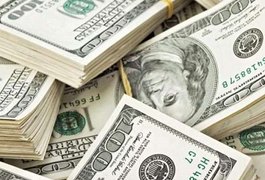 Dólar fecha a R$ 3,81, maior alta dos últimos 13 meses