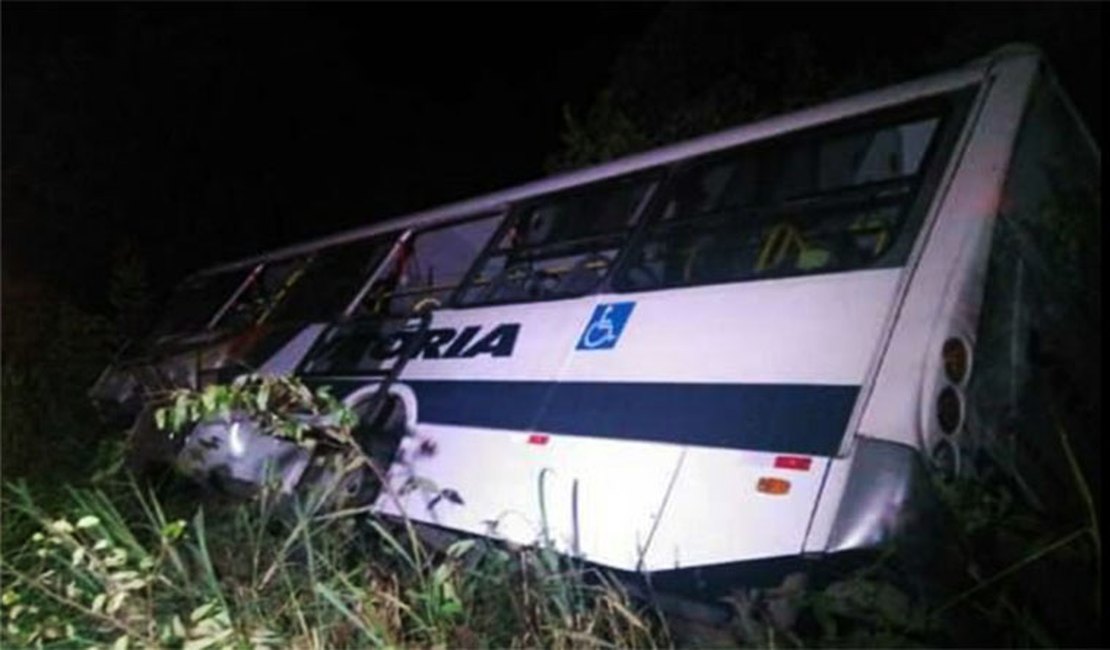 Ônibus com time de futebol tomba e deixa dois mortos na BR-226 no Maranhão