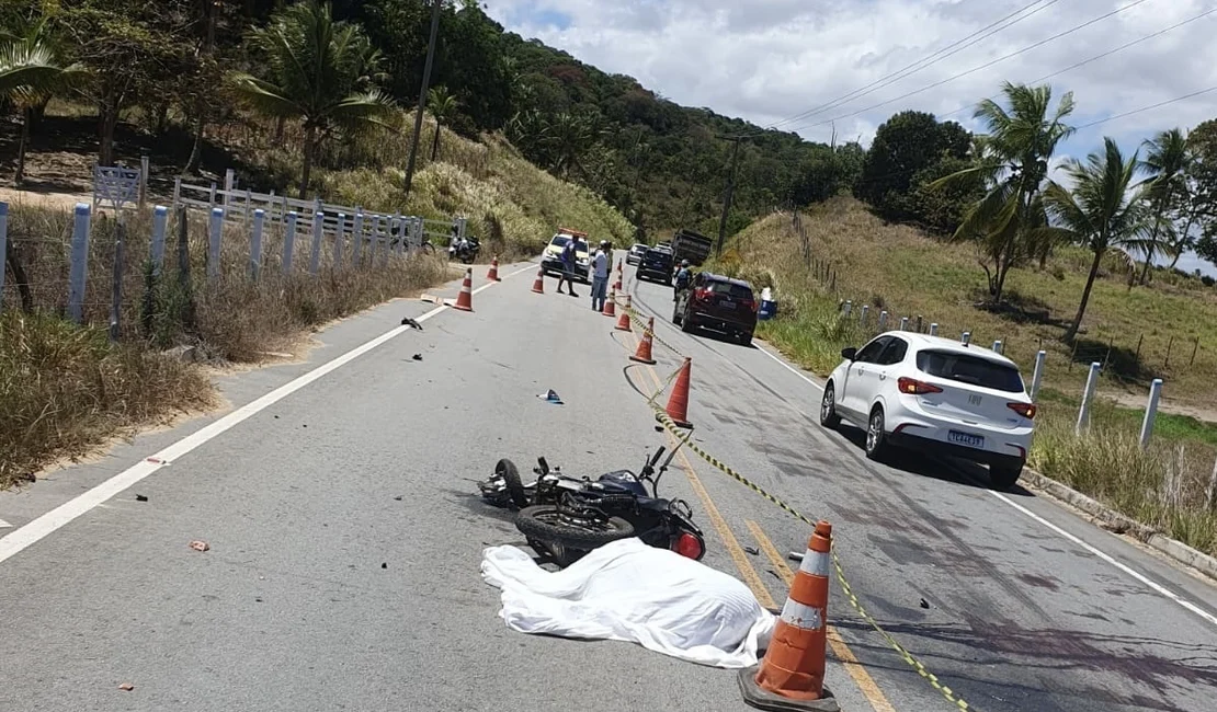 Colisão entre caminhão e moto deixa motociclista morto em rodovia alagoana