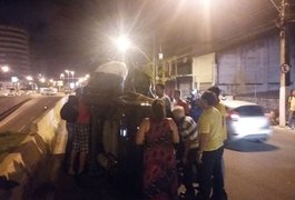 Veículo conduzido por idoso de 80 anos capota ao fazer curva, em Maceió