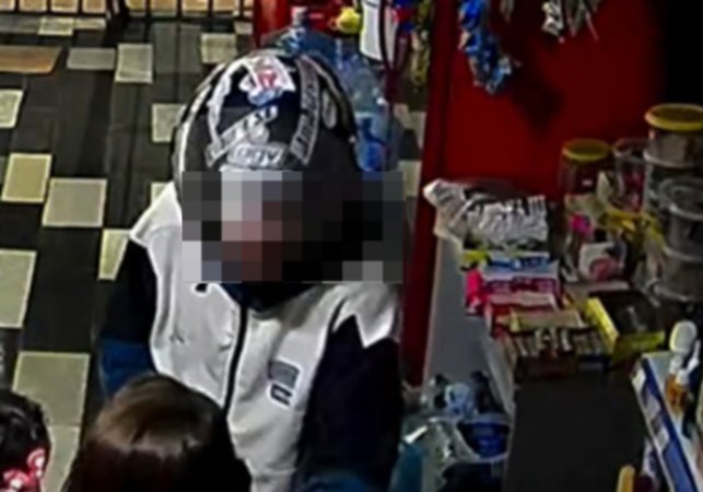 VÍDEO: Homem ameaça mulher com criança no colo durante assalto a mercadinho em Arapiraca