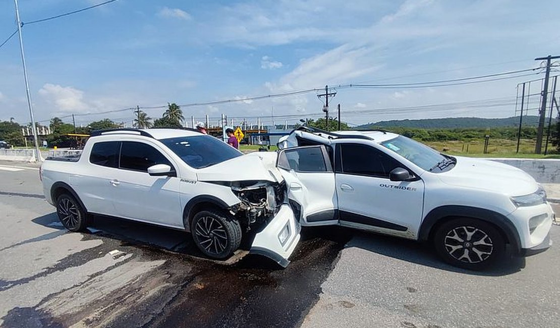 Colisão entre dois carros deixa motorista ferido na AL-101