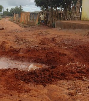 Vídeo. Moradores da zona rural de Arapiraca cobram piçarramento de estrada de acesso