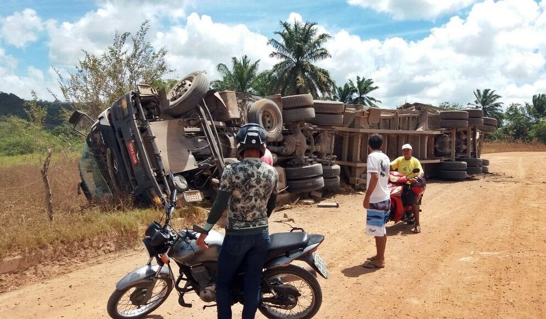 Sem freios, caminhão tomba na zona rural de São Miguel dos Campos
