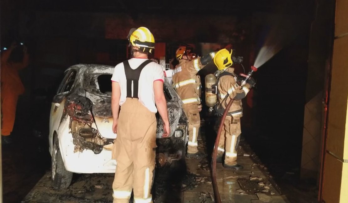 Churrasco no DF foge do controle e fogo queima dois carros