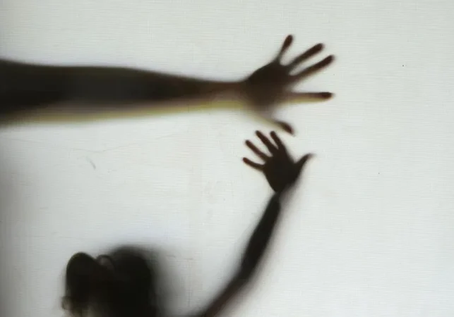 Mãe que matou e cortou pênis de abusador da filha de 11 anos é absolvida pela Justiça de MG