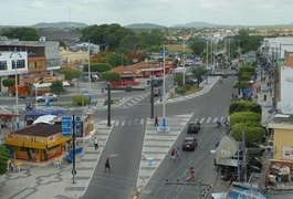 Criminosos invadem residência de político e fazem reféns no Sertão do estado