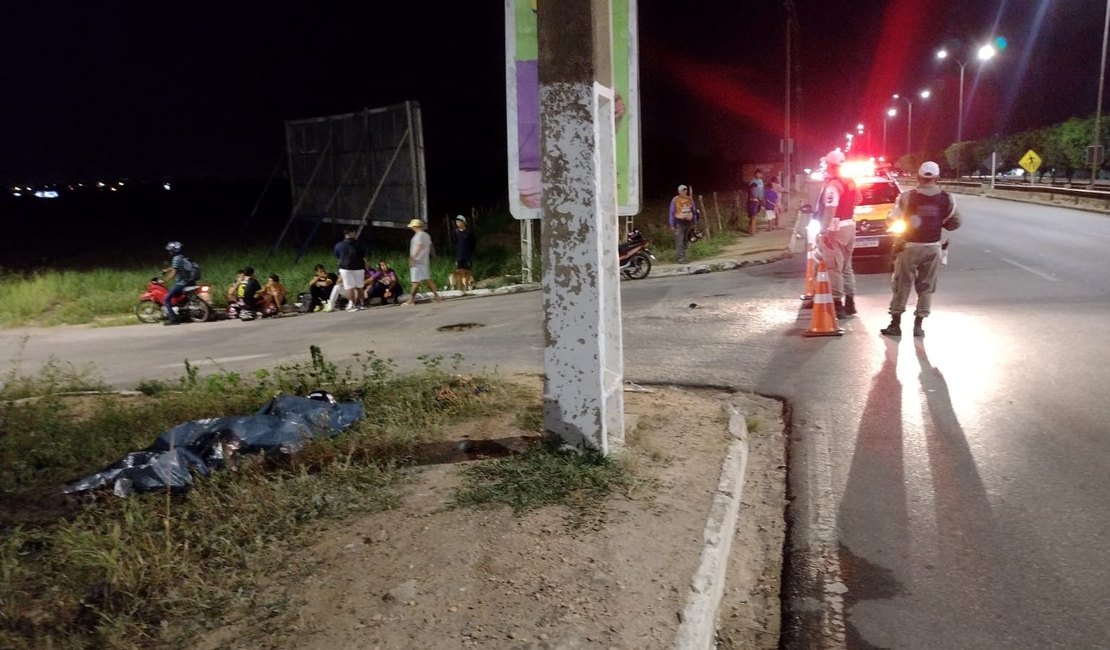 Motociclista morre após perder controle de veículo e bater em poste na AL-220, em Arapiraca