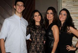 Fátima Bernardes comemora aniversário de 53 anos ao lado dos trigêmeos no Rio