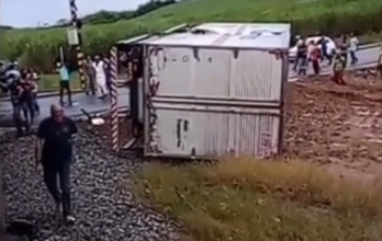 Caminhão tomba após colisão com VLT