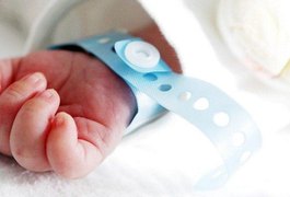 Bebê de 3 meses morre após ser espancado por casal de babás, em Santa Catarina